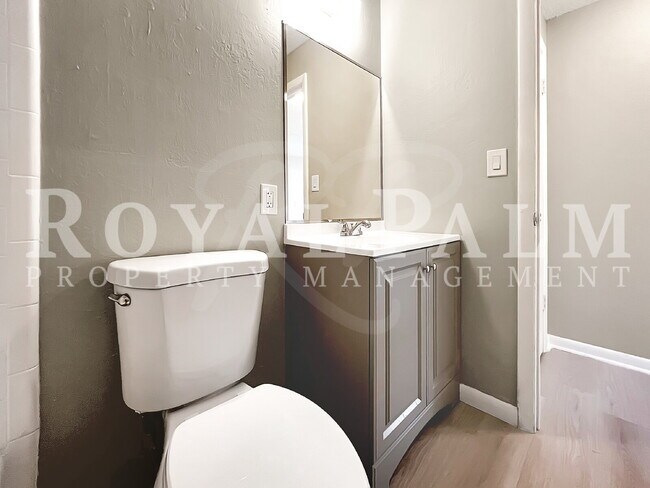 Building Photo - Fort Myers 1BR/1BA Freshly Renovated on First St! Cozy + Affordable = $250 Off 1st Month's Rent.