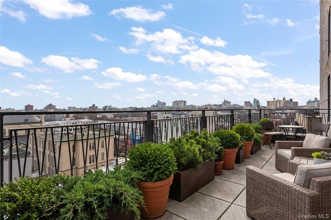 Building Photo - 550 Vanderbilt Ave