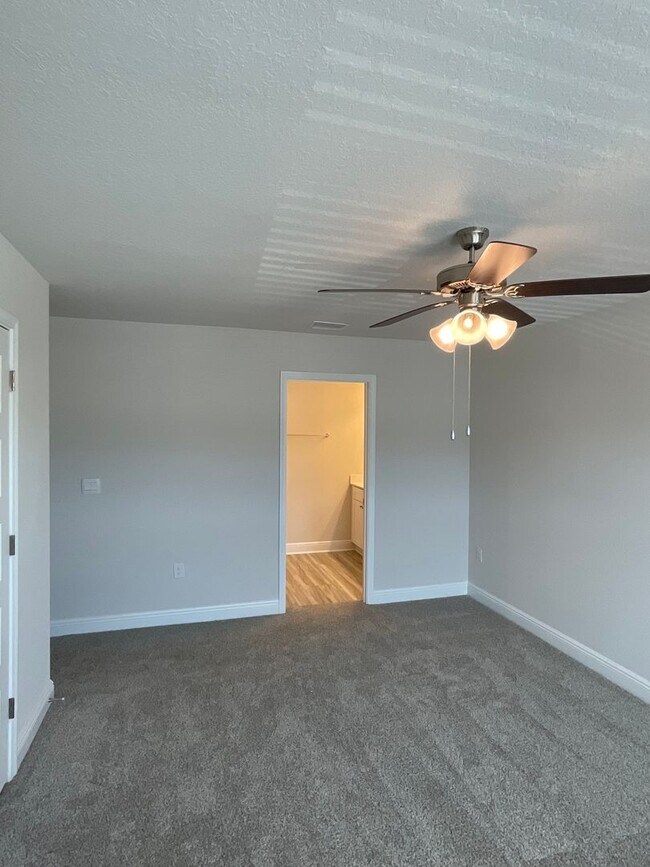 Building Photo - Spacious 3-Bedroom Townhouse