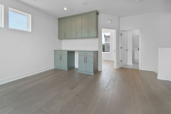 Building Photo - 5353 Zenith Overlook