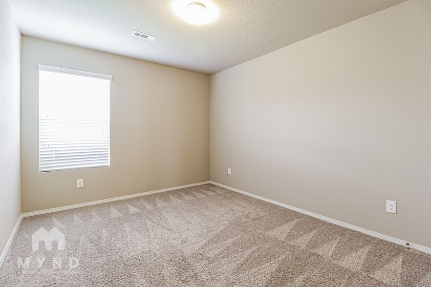 Building Photo - 934 Pinehurst Loop