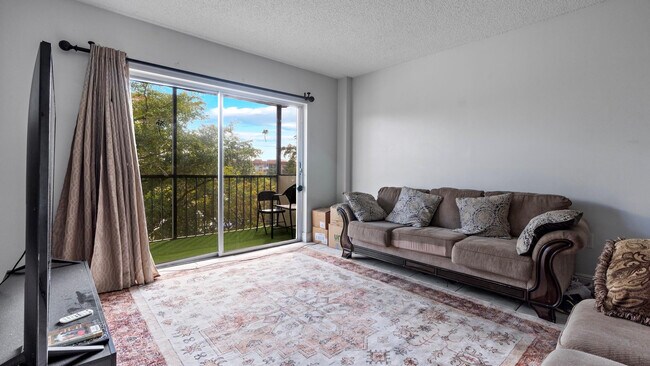 Building Photo - 4156 Inverrary Dr