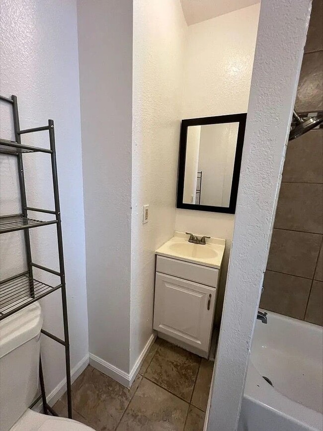 Building Photo - 3 Bedroom 1 1/2 Bath in Oak Park