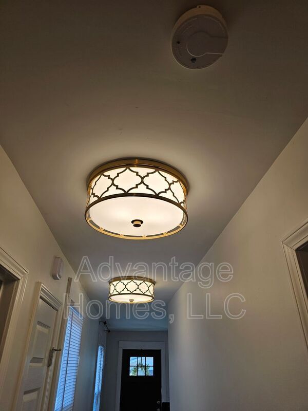 Building Photo - 4826 E 6 St
