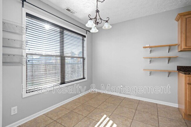 Building Photo - 3565 Southwood Dr