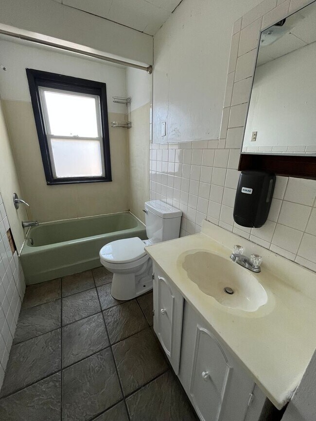 Building Photo - 2029 Commercial Ave