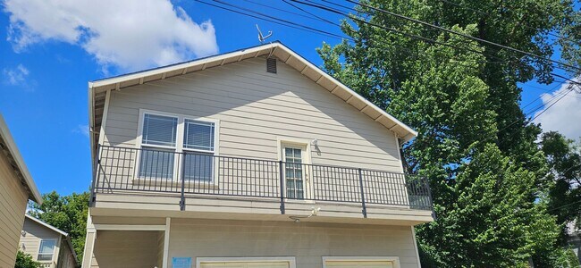 Building Photo - G Street 6 Plex