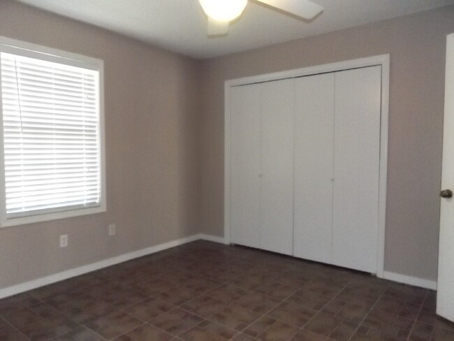 Building Photo - Spacious 2/1.5 Duplex in Bellview with Gar...