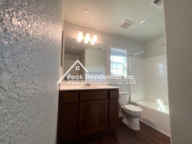 Building Photo - Newer 3bd/2.5 ba Home with 1 Car Garage in Gated Community