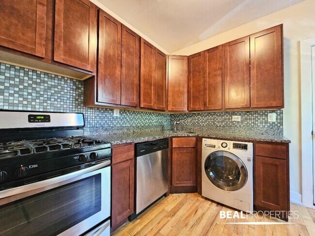 Building Photo - 2 bedroom in CHICAGO IL 60657
