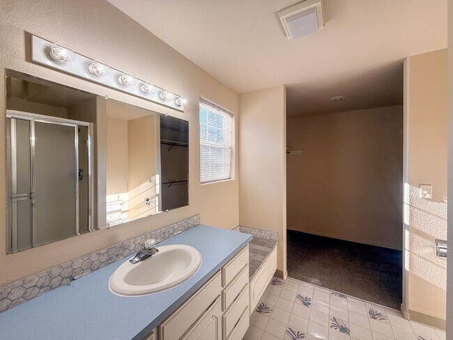 Building Photo - 3200 Lorian Ln SE