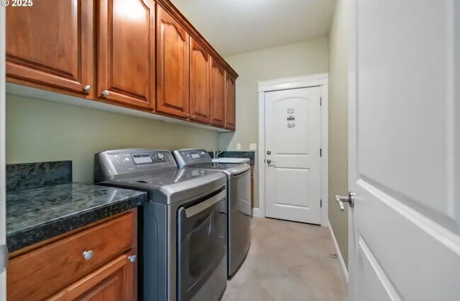 Building Photo - 1292 E Lucas St