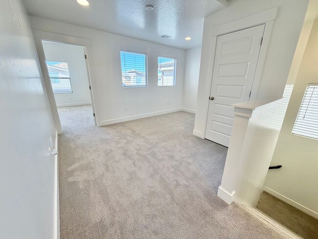 Building Photo - Beautiful 3 bed 2.5 bath Home!