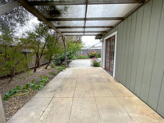 Building Photo - Upgraded Contemporary Craftsman