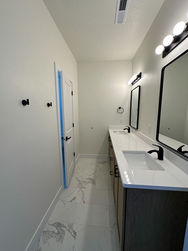 Building Photo - Brand New Townhome