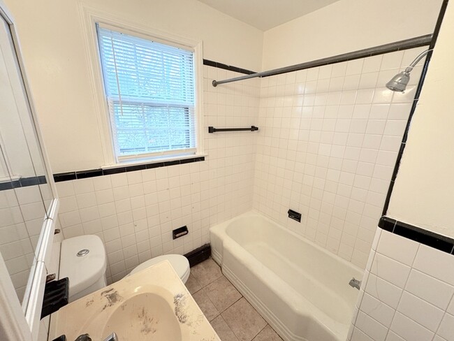 Building Photo - 1313 Frank St