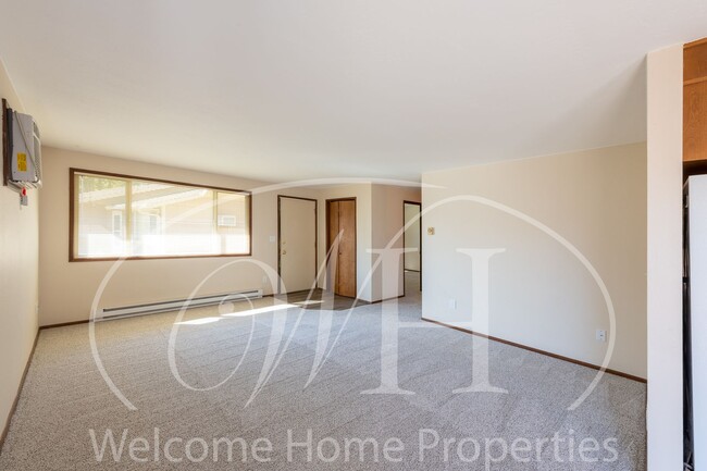 Building Photo - Updated 2 Bedroom Home in Quiet Neighborhood