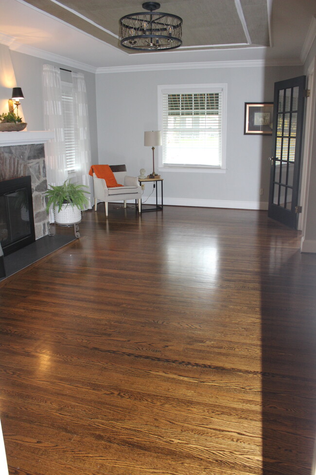 Living Room - 9144 River Rd