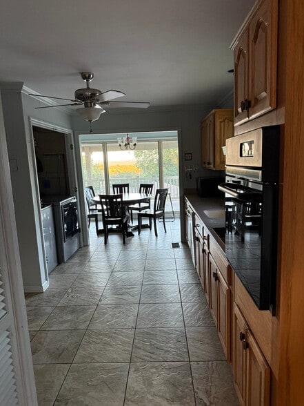 Building Photo - 212 White Oak St