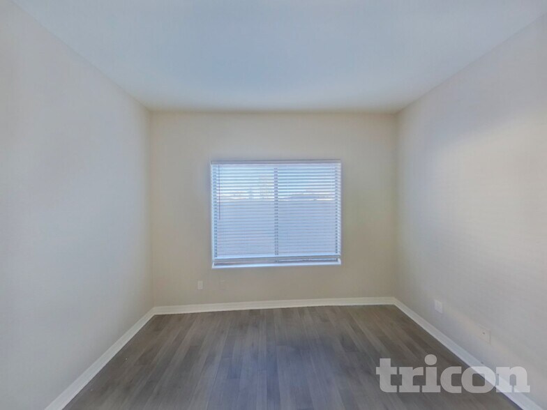 Building Photo - 1406 W Emerald Ave