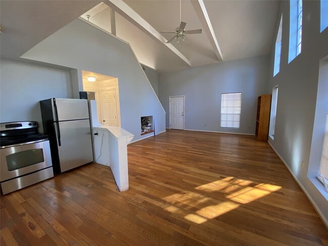 Building Photo - 24501 Pine Oaks Ct