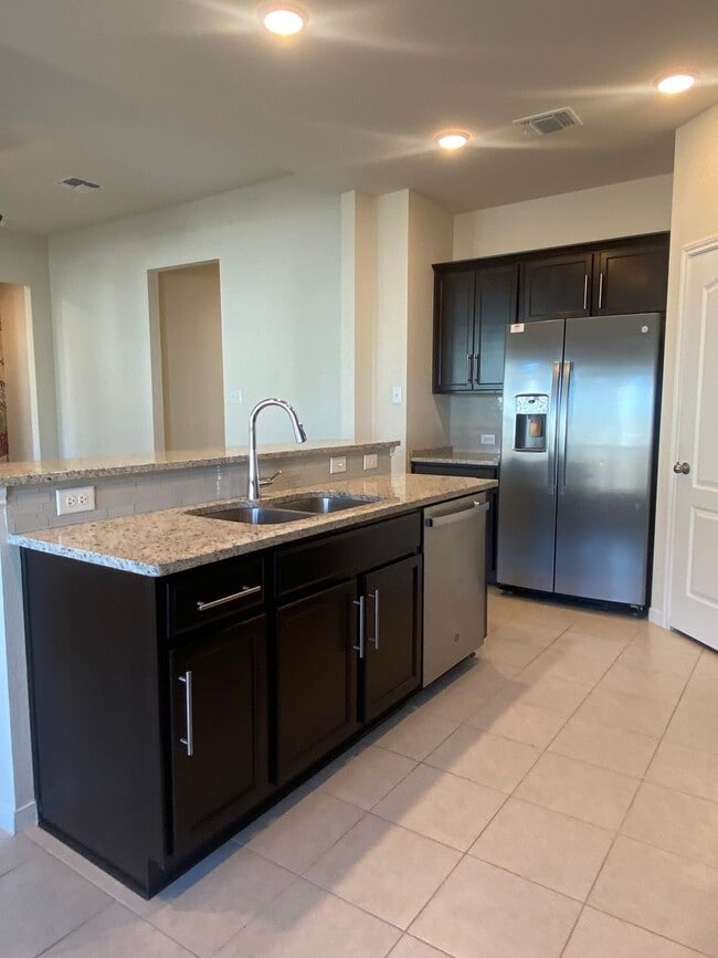 Building Photo - 4 BEDROOM, SHORT TERM LEASE AVAILABLE