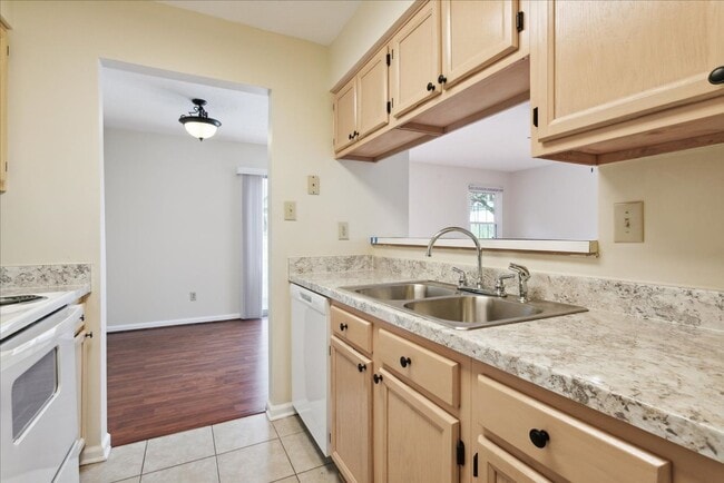 Building Photo - 27 F Tamarisk Quay