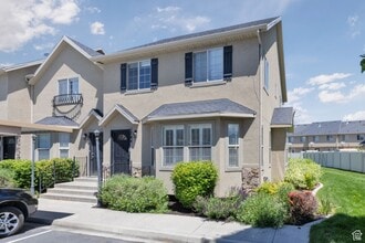 Building Photo - Springville Townhome