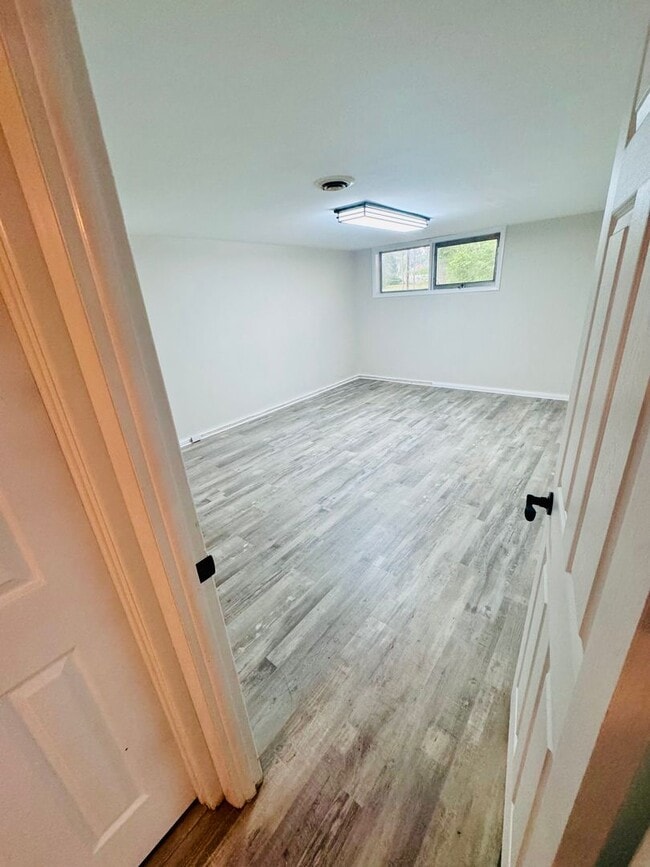 Building Photo - 5 bedroom, 2 bathroom home in Newark