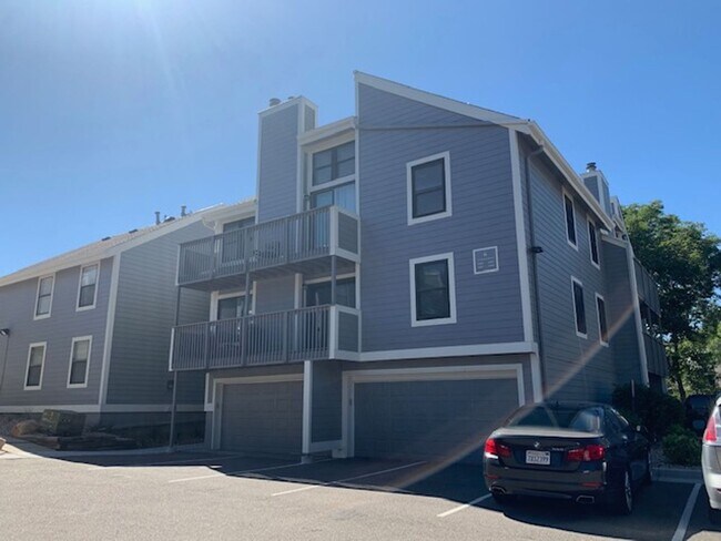 Building Photo - Updated 2 bed 2 bath condo with 1 car gara...