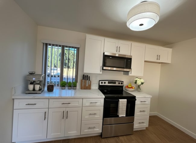 Building Photo - Remodeled 1 Bedroom Unit in the City of Orange