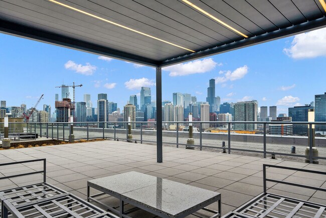 Building Photo - 910 W Huron St