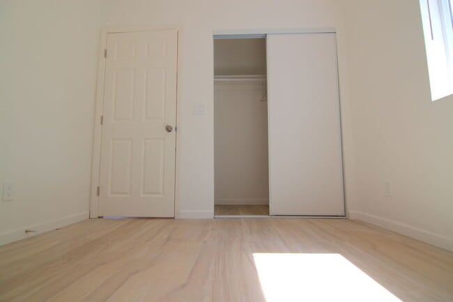 Building Photo - 6913 Vanalden Ave