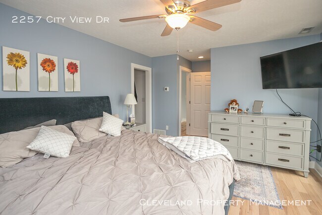 Building Photo - Stylish Tremont Townhome!