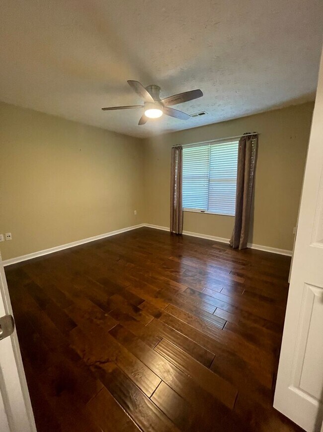 Building Photo - MOVE IN READY