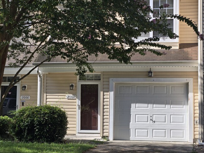 Building Photo - 2008 Paramont Ave