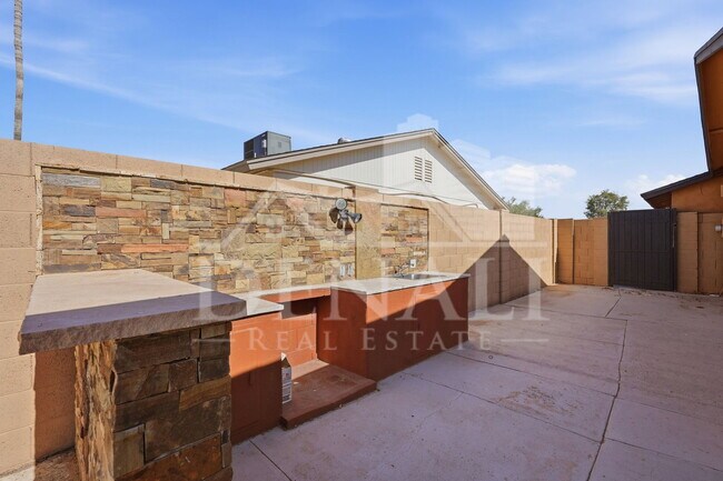 Building Photo - 5654 W Mountain View Rd