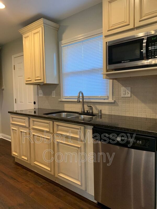 Building Photo - 2383 Clarendon Ave