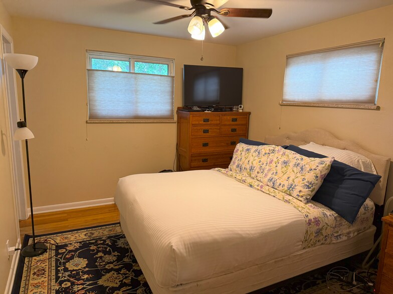 Primary bedroom - 8250 Chase Way