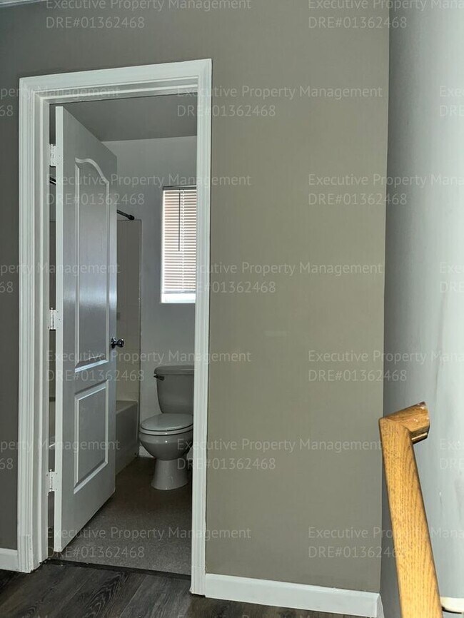 Building Photo - Spacious 3 bedroom, 2.5 bathroom townhome....