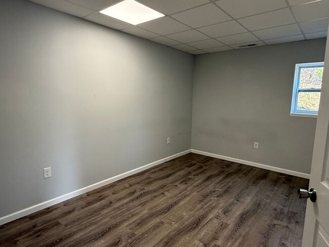 Building Photo - Private 3 bed 2bath house in North Johnson City! - Available NOW