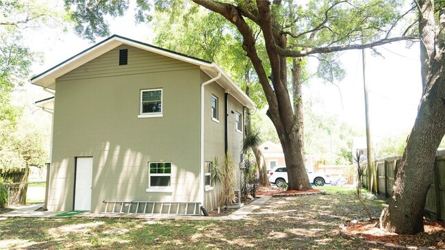 Building Photo - 2116 Henderson Dr