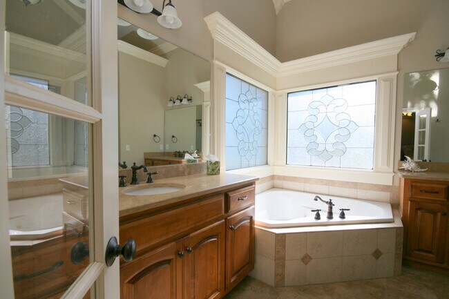 Building Photo - 27 Carriage Hill