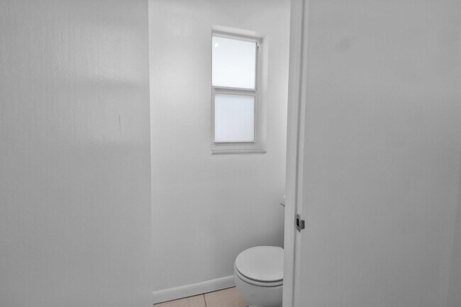 Building Photo - 2608 NE 12th St