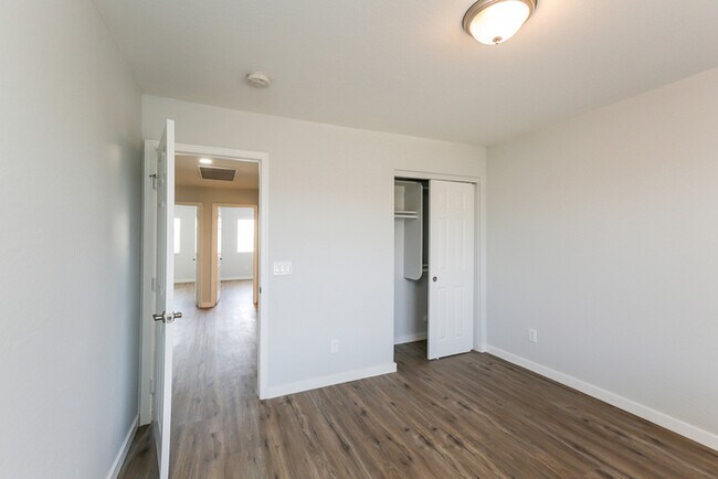 Building Photo - 1711 E Megan Dr