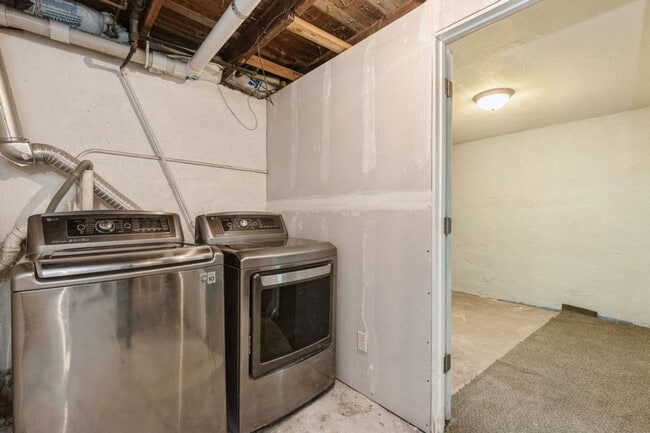 Building Photo - CHARMING RANCH!! 3 Bedroom, 2 Bath Home in Windsor Heights