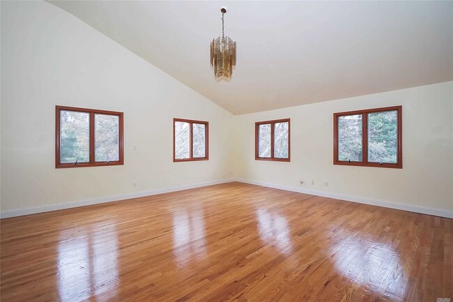 Building Photo - 242 Store Hill Rd