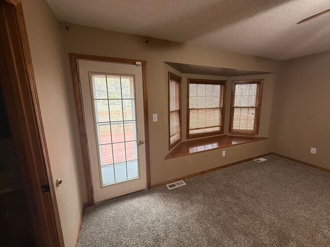 Building Photo - Spacious 5 Bedroom Home in a Peaceful Country Setting