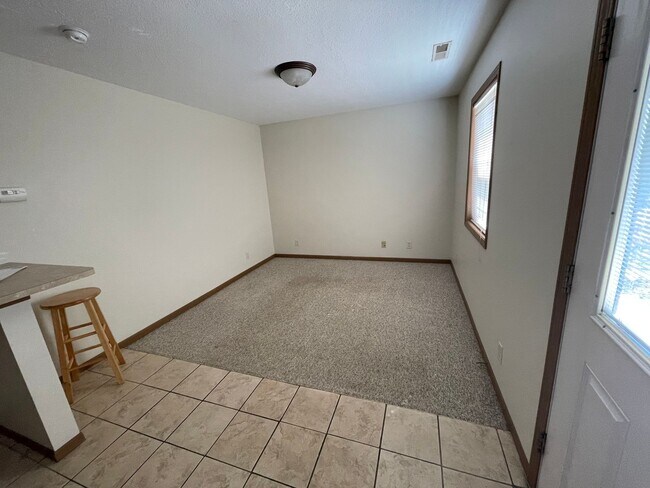 Building Photo - 6th St Apartments