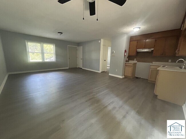 Building Photo - 804 Royal Dr
